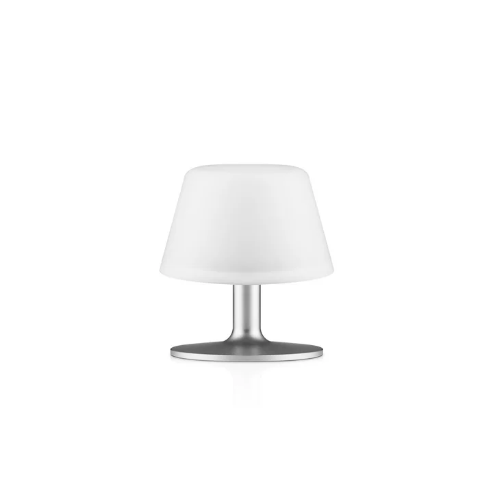La lampe de table de jardin SunLight de Eva Solo a une fonction automatique