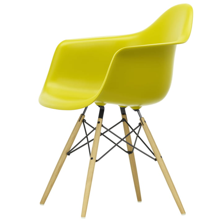 Eames Plastic Armchair DAW (H 43 cm) de Vitra en frêne couleur miel / moutarde