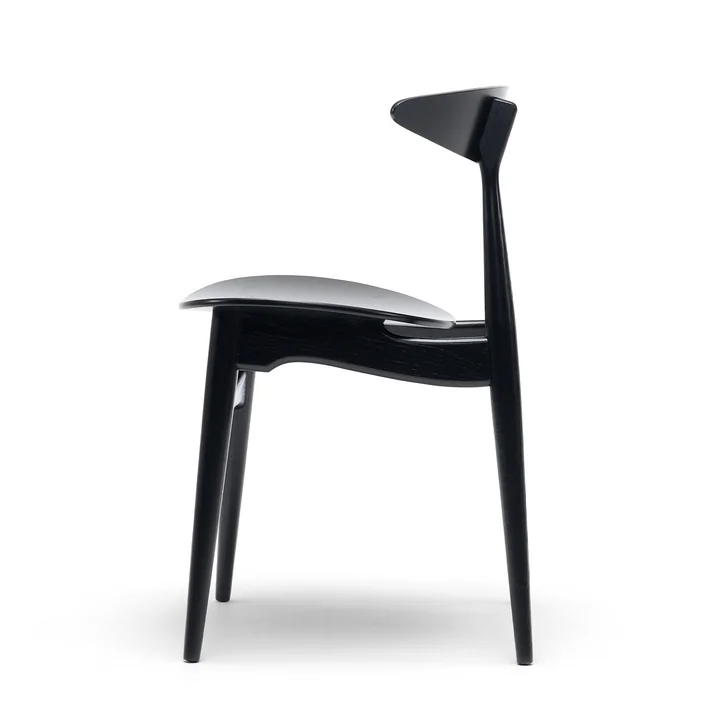 CH33T de Carl Hansen en finition hêtre laqué noir avec le piétement en finition hêtre laqué noir