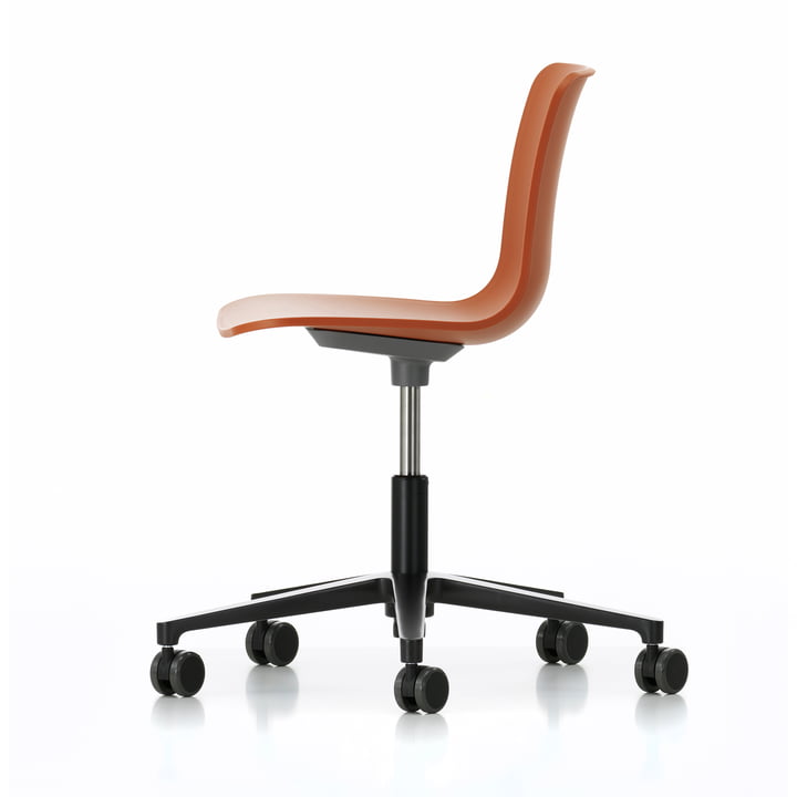 Hal Studio avec roulettes pour sols durs par Vitra en orange