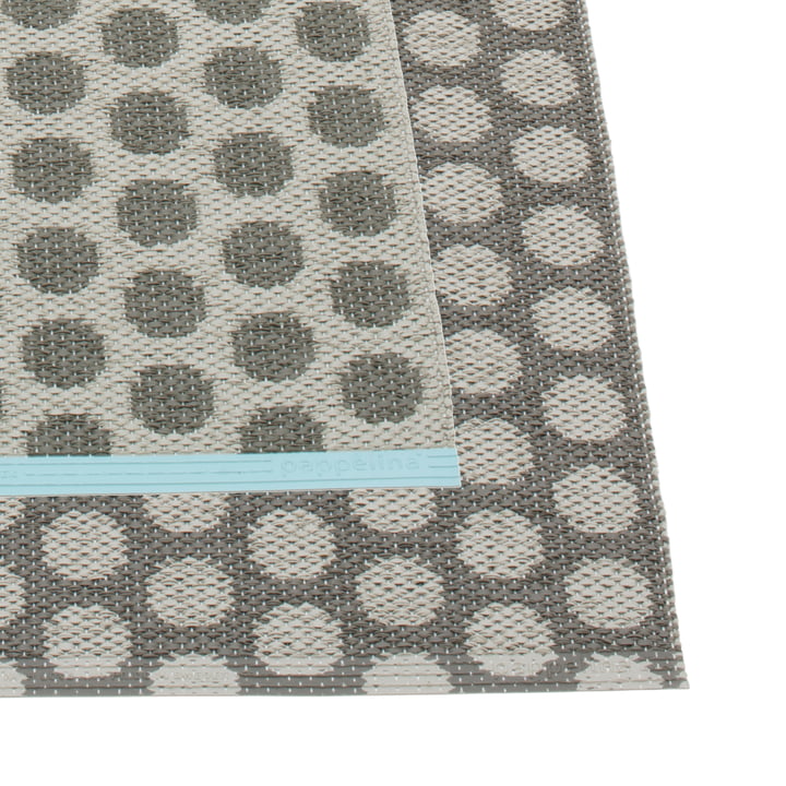 Tapis Noa 70 x 50 cm de Pappelina en coloris charbon de bois / gris chaud / bord turquoise