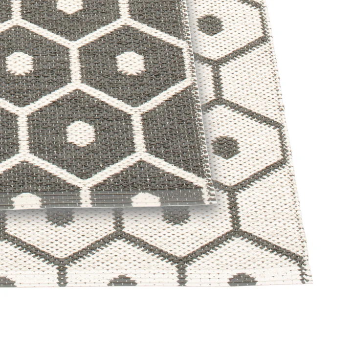 Tapis réversible Honey de Pappelina en charcoal/vanilla