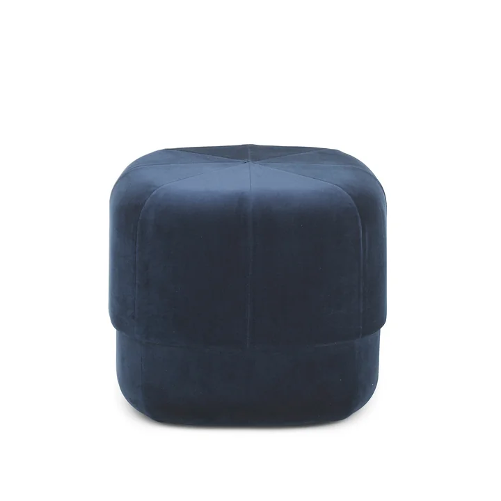Circus Pouf en petit de Normann Copenhagen en daim bleu foncé