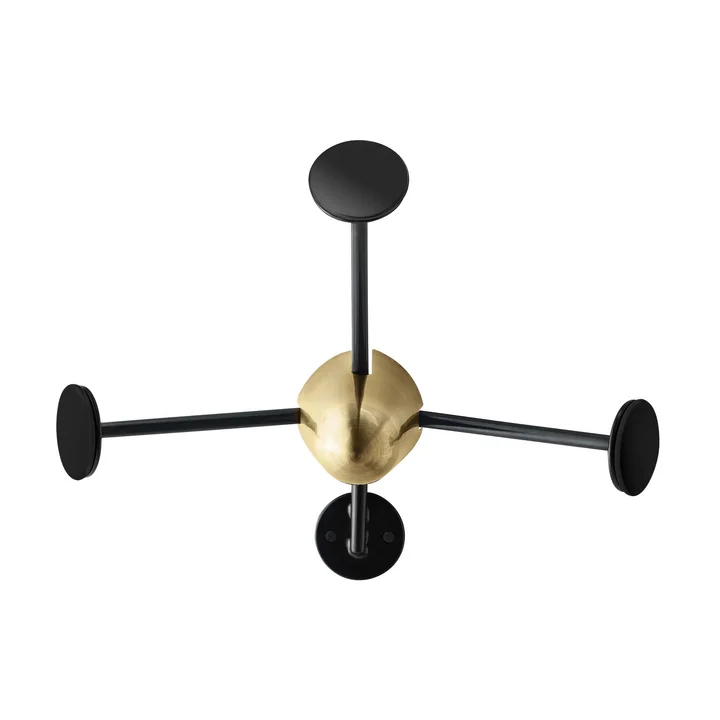 Crochet de garde-robe Matégot par Gubi en laiton / noir