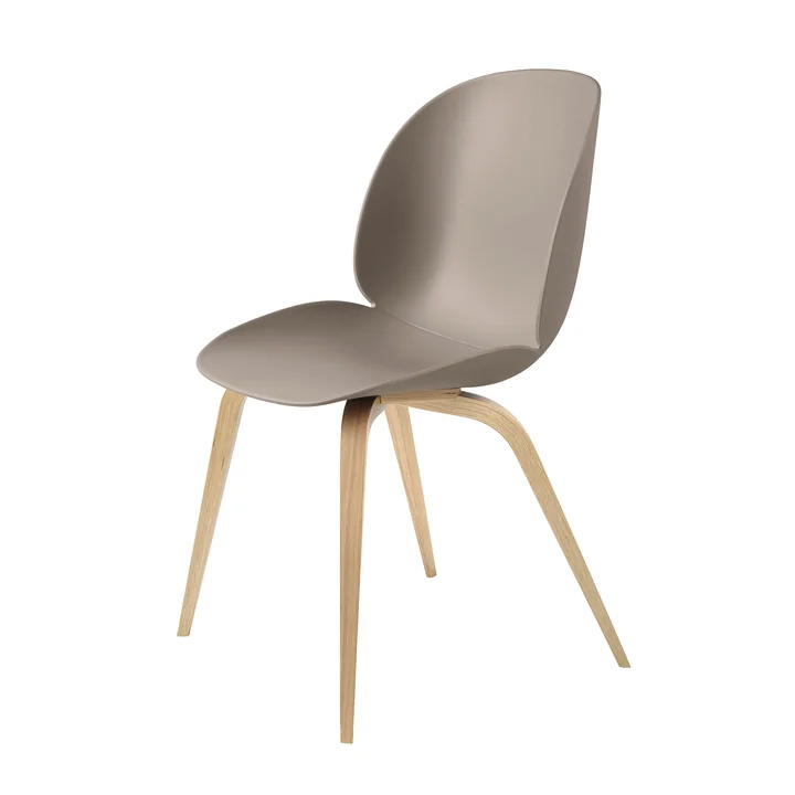 Dining Chair Beetle base en bois par Gubi en chêne / new beige