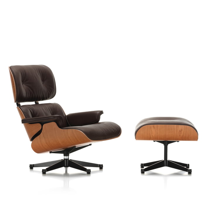 Vitra - Lounge Chair & Ottoman, poli / côtés noirs, chêne américain. cerisier / cuir Natural chocolate (patins en plastique)