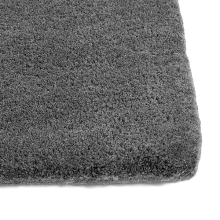 Le tapis Raw 2 par Hay, 140 x 200 cm, gris foncé