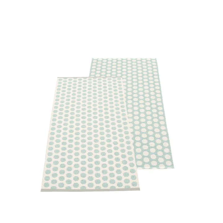 Tapis réversible Noa, 70 x 150 cm, par Pappelina en turquoise pâle / vanille / bord gris chaud
