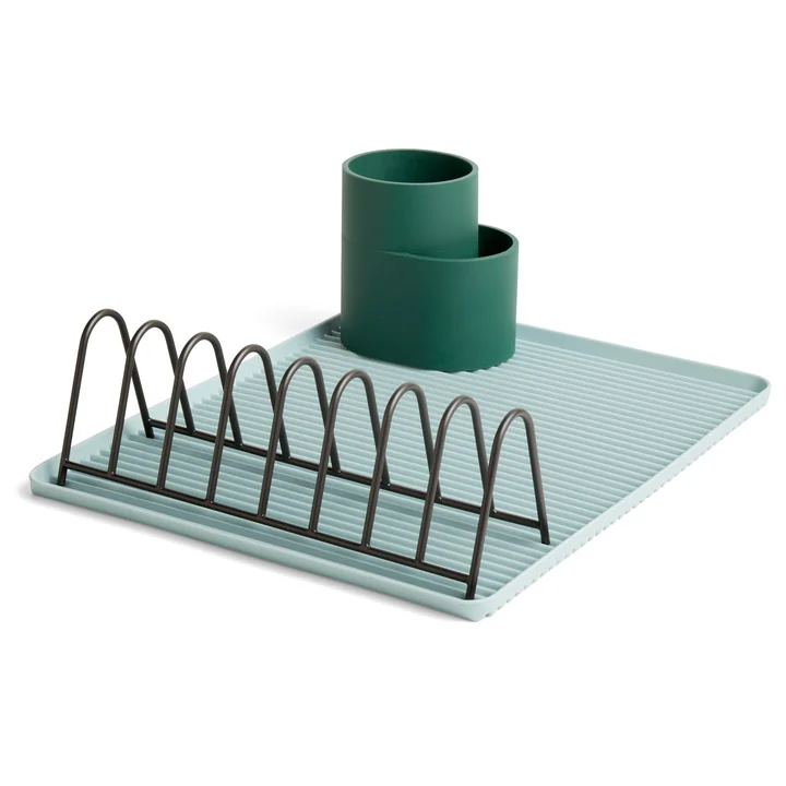 Le plateau égouttoir Dish Drainer en bleu clair et le bac Dish Drainer de HAY en vert foncé