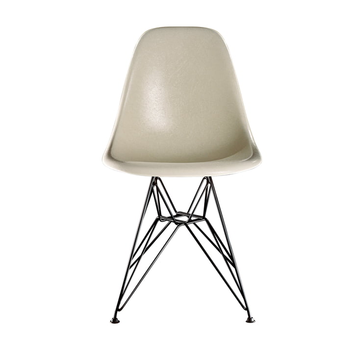Chaise d'appoint Eames en fibre de verre DSR by Vitra - base sombre / Eames parchment