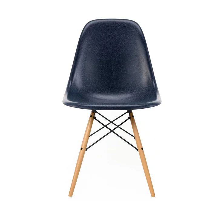 Eames Fiberglass Side Chair DSW by Vitra en érable jaunâtre / Eames bleu marine