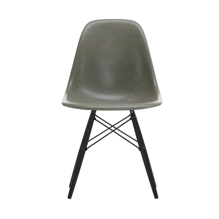 Eames Fiberglass Side Chair DSW by Vitra en érable noir / Eames raw umber