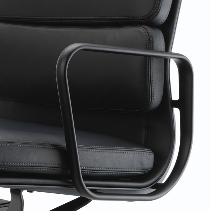 EA Soft Pad chaise de bureau revêtue noir profond avec accoudoirs de Vitra