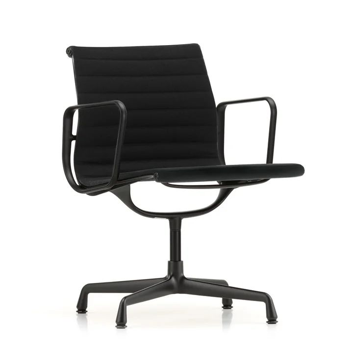 Fauteuil de travail EA 104 revêtu noir foncé avec accoudoirs, pivotant de Vitra en Hopsack nero (planeur feutre)