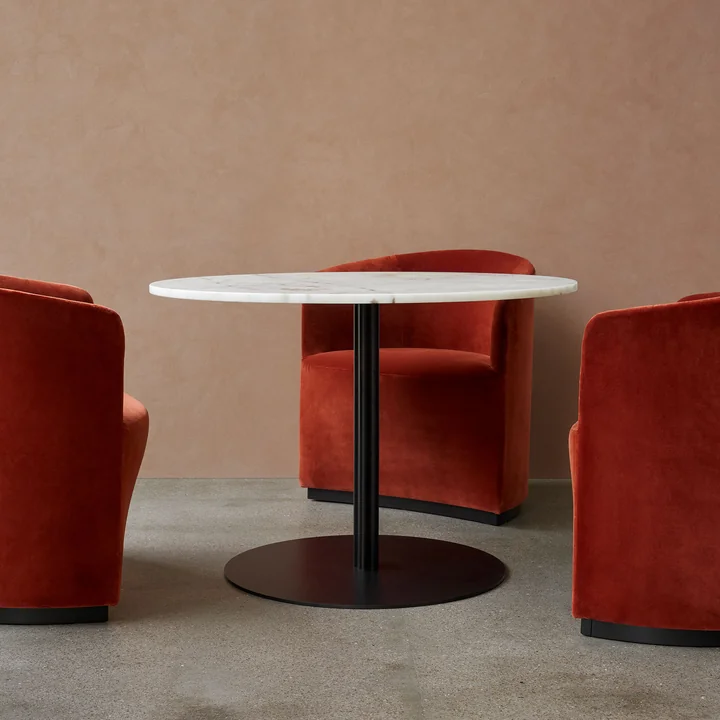 Table de bistrot Harbour Column et Tearoom Club Chair de Audo en combinaison