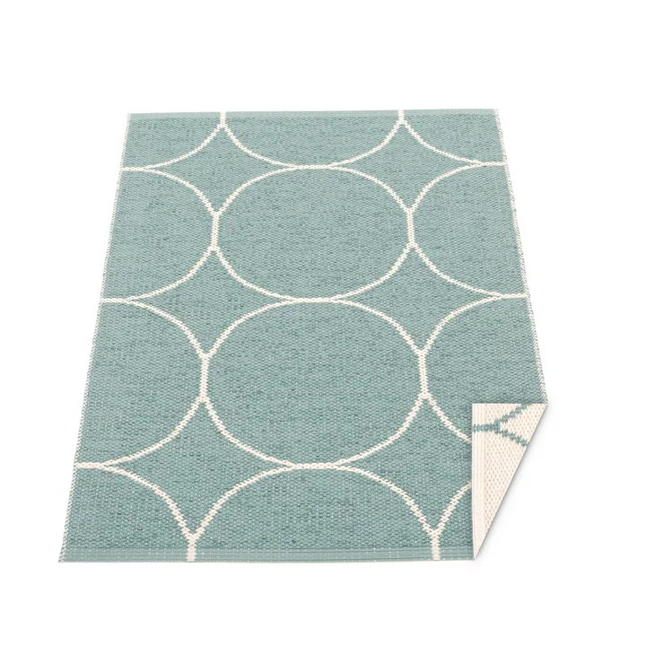 Tapis réversible Boo, 70 x 100 cm dans la brume / vanille par Pappelina