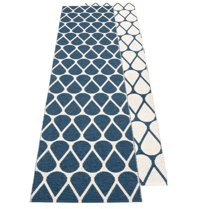 Tapis réversible Otis, 70 x 200 cm en bleu océan / vanille par Pappelina 