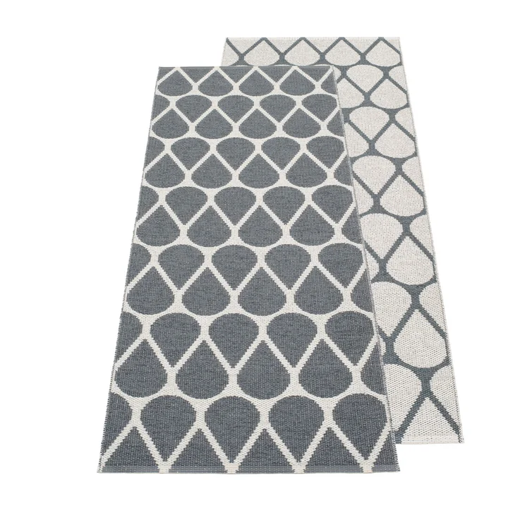 Tapis réversible Otis, 70 x 140 cm en granit / gris fossile par Pappelina 
