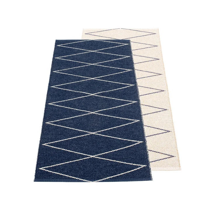 Max tapis réversible, 70 x 160 cm en bleu foncé / vanille par Pappelina 