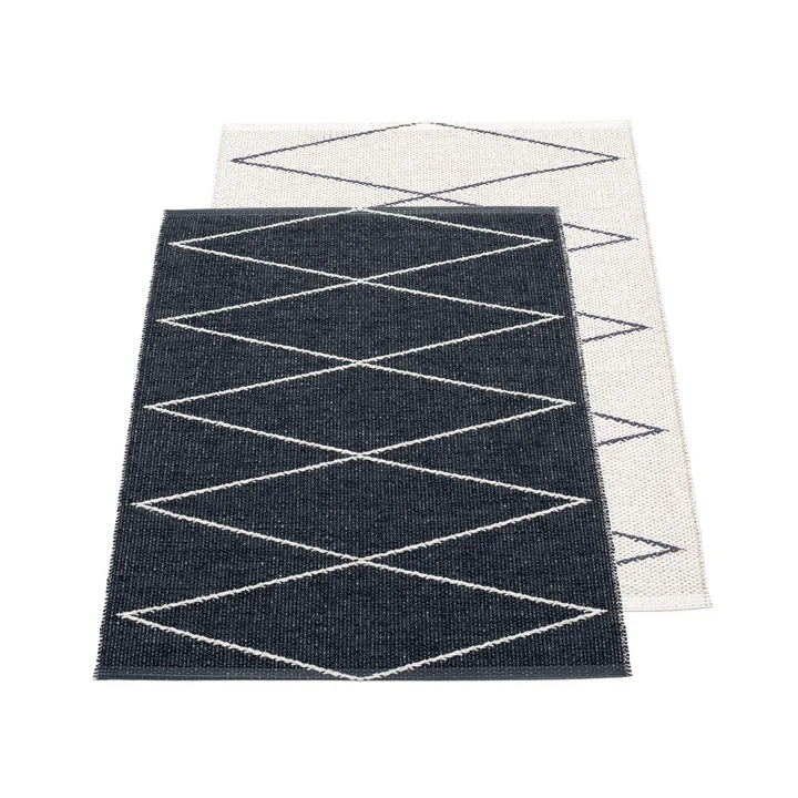 Max tapis réversible, 70 x 100 cm en noir / vanille par Pappelina 