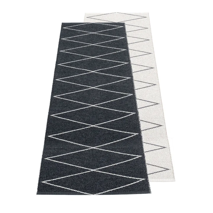 Max tapis réversible, 70 x 240 cm en noir / vanille par Pappelina 