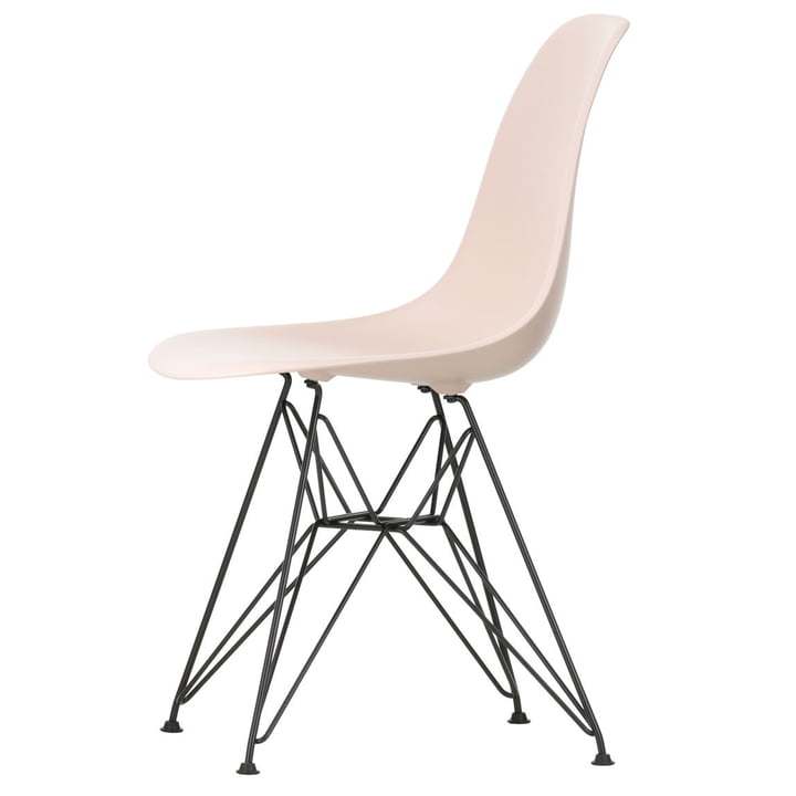 Chaise Eames Plastic Side Chair DSR by Vitra en version de base rose foncé / rose tendre