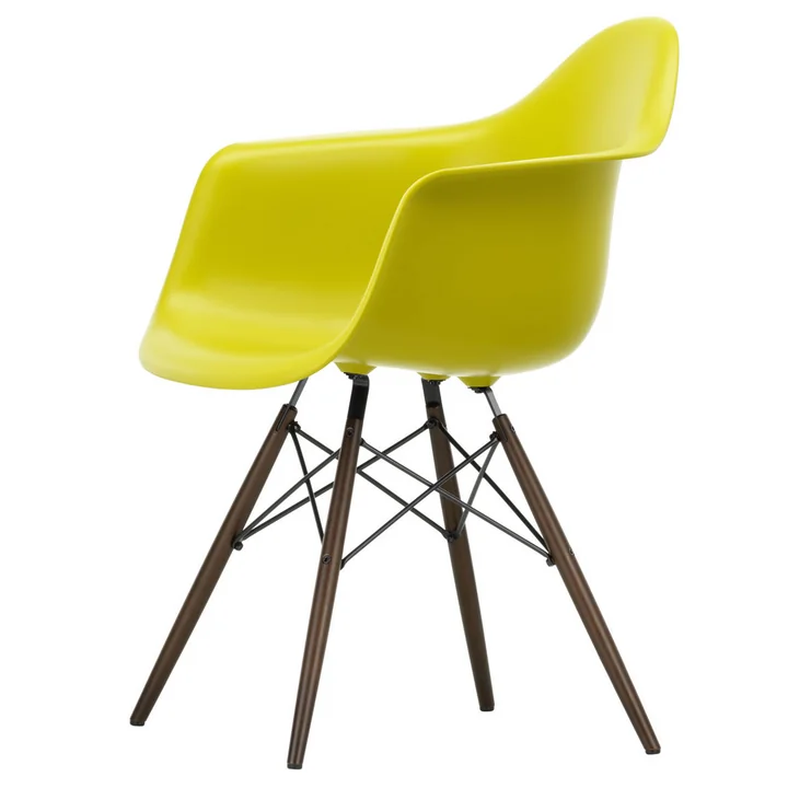 Eames Plastic Armchair DAW de Vitra en érable foncé / moutarde