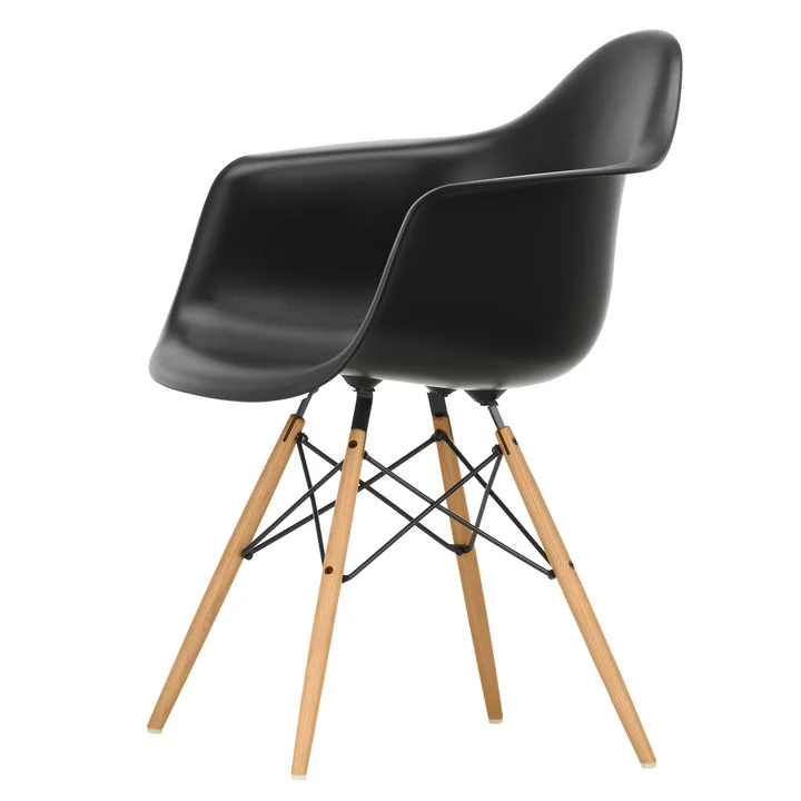 Eames Plastic Armchair DAW de Vitra en frêne couleur miel / noir profond