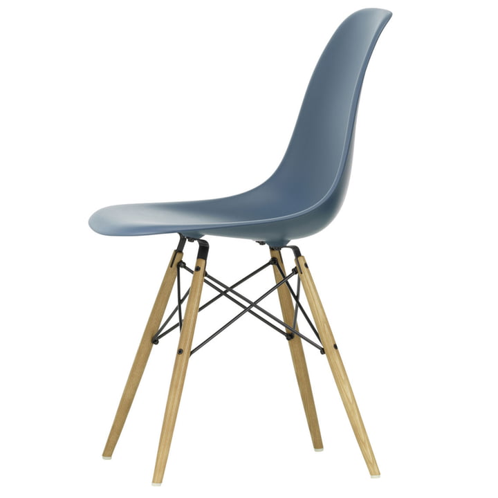 Chaise Eames Plastic Side Chair DSW by Vitra en frêne miel / bleu marine