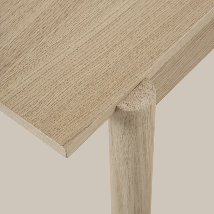 Table de salle à manger linéaire en bois de Muuto en détail