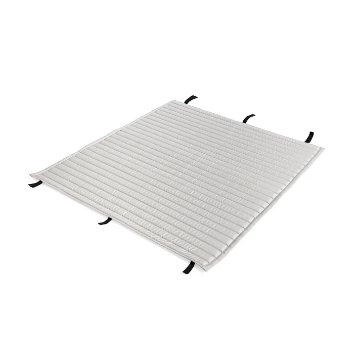 Palissade Quilted Cushion pour canapé lounge de HAY en gris ciel