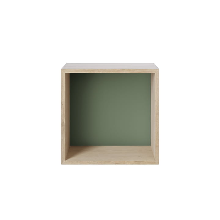 Stacked Module d'étagères 2. 0, moyen / chêne, panneau arrière en vert poussiéreux by Muuto