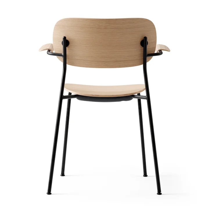 Co Dining Chair avec accoudoirs, noir / chêne naturel de Audo en vue arrière