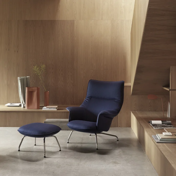 Doze Lounge Chair avec ottoman de Muuto avec piètement chromé / revêtement bleu foncé (Balder 782)