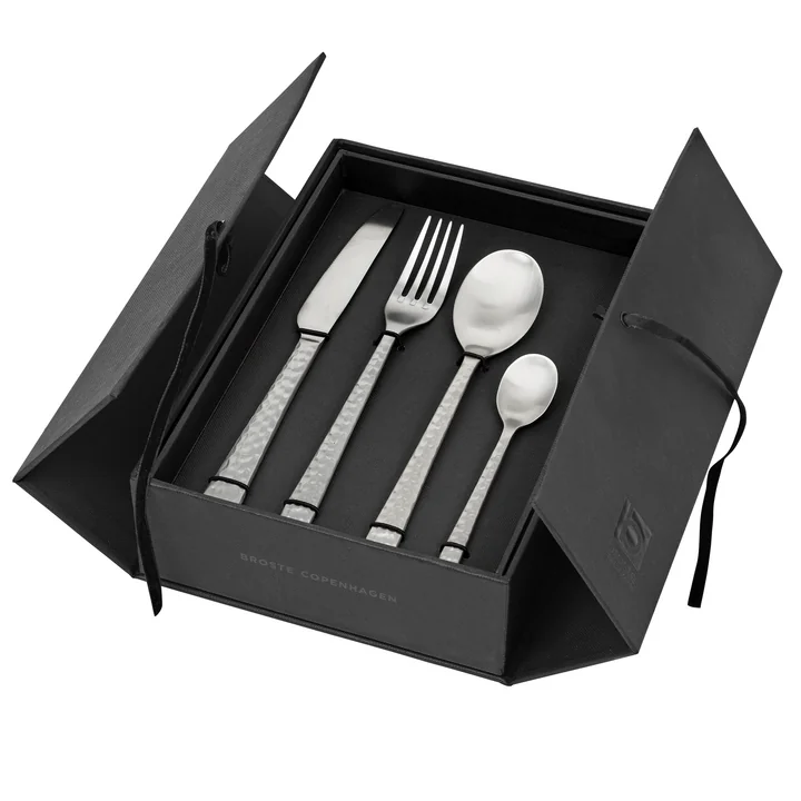 Hune Set de couverts, acier inoxydable brossé martelé (16 pcs.) de Broste Copenhagen