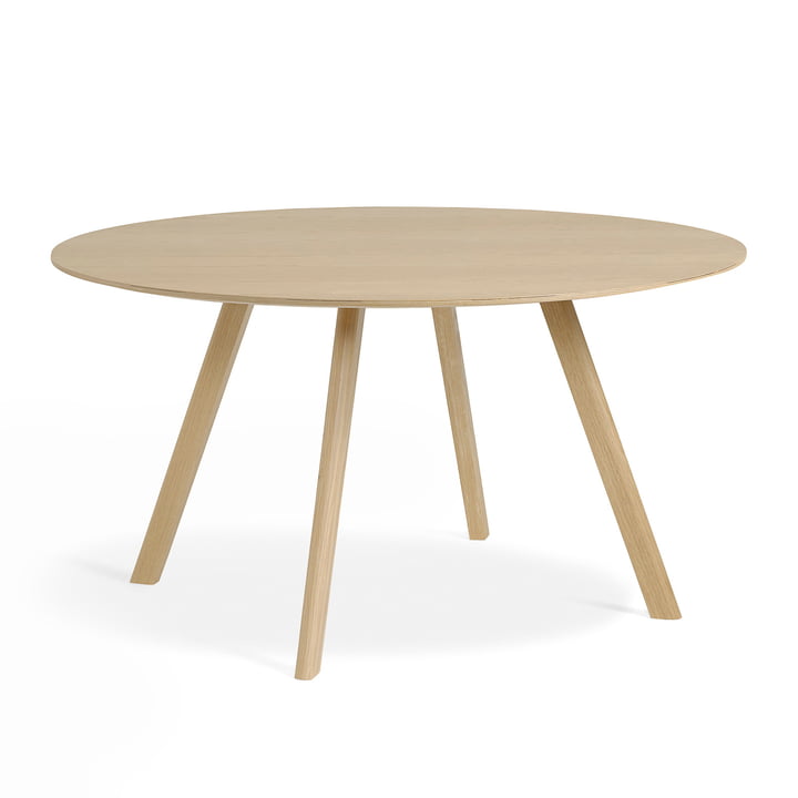 La table Copenhague CPH25 de Hay avec un diamètre de 140 cm en chêne laqué mat.