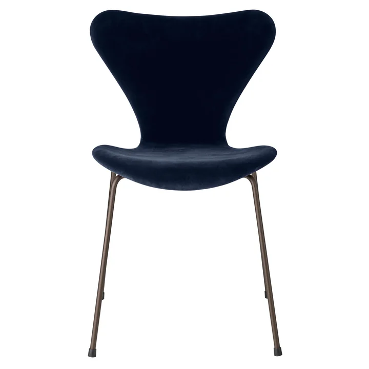 Série 7 chaise entièrement rembourrée de Fritz Hansen en Velvet midnight blue / piètement marron foncé