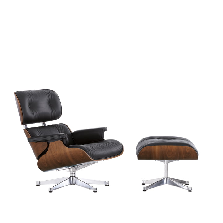 Le Lounge Chair & Ottoman de Vitra dans la version polie, noyer noir pigmenté, cuir premium nero (classique)