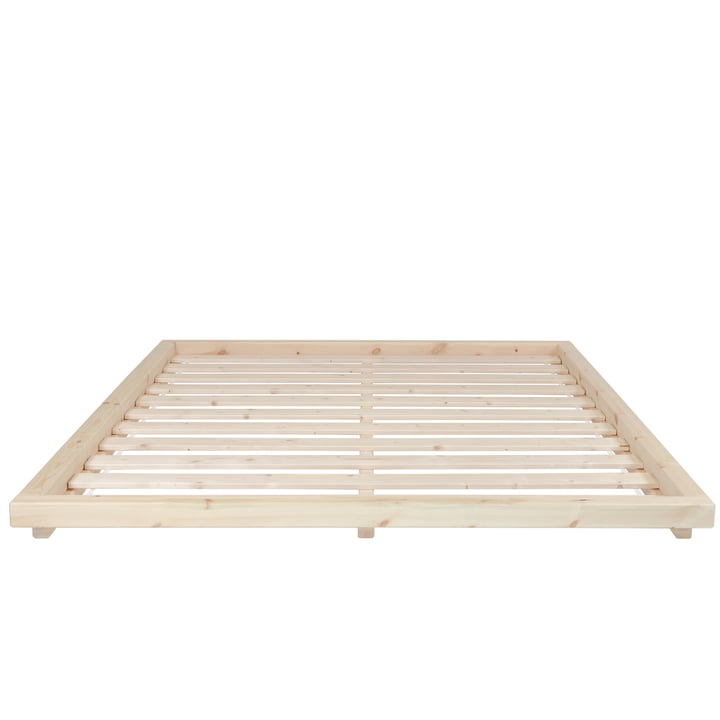 Le cadre de lit Dock avec sommier à lattes, 180 x 200 cm, en pin laqué clair de Karup Design