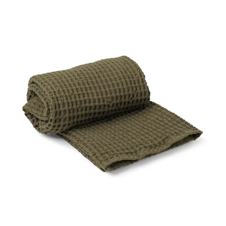 Le drap de bain Organic de Ferm Living en olive, 70 x 140 cm
