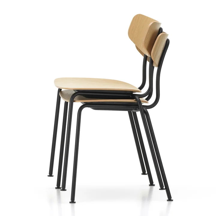 Chaises en bois empilables du designer Jasper Morrison