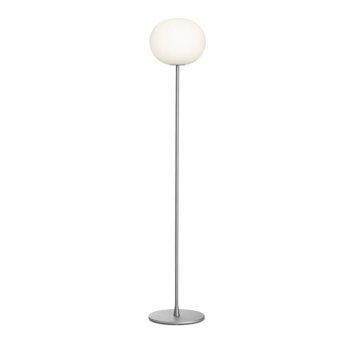 Le lampadaire Glo Ball F 2 de Flos en argent mat