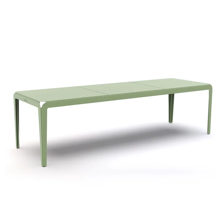 La table d'extérieur Bended Table de Weltevree , 270 x 90 cm, vert pâle