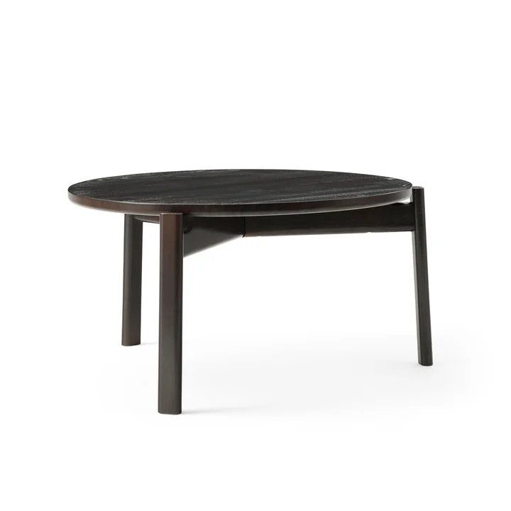 La table Passage Lounge de Audo en chêne laqué foncé, Ø 70 cm