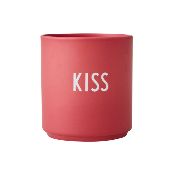 Le mug en porcelaine AJ Favourite de Design Letters , Kiss / red berry