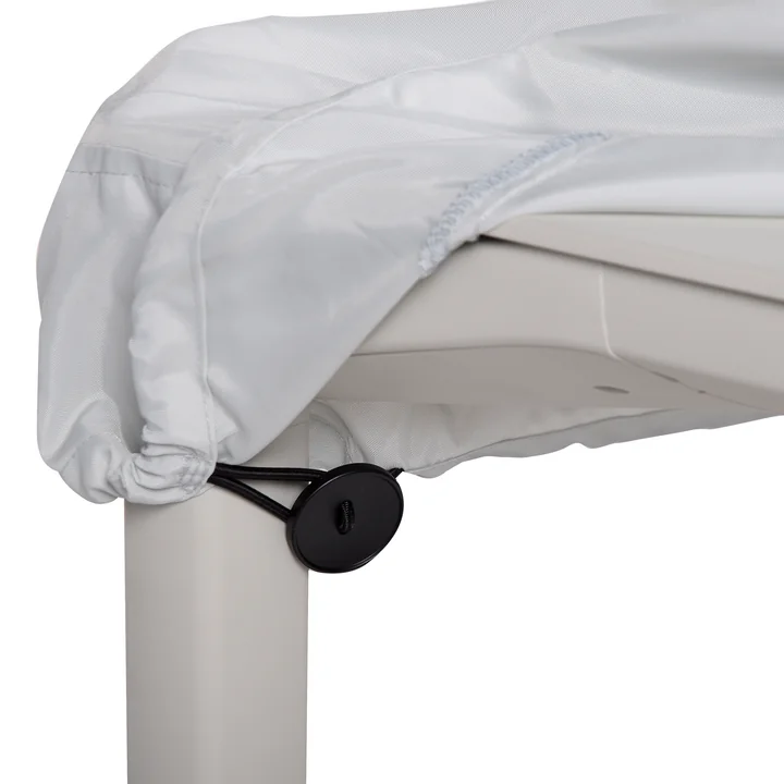 Les élastiques de la housse de protection de Fermob sur le pied de table