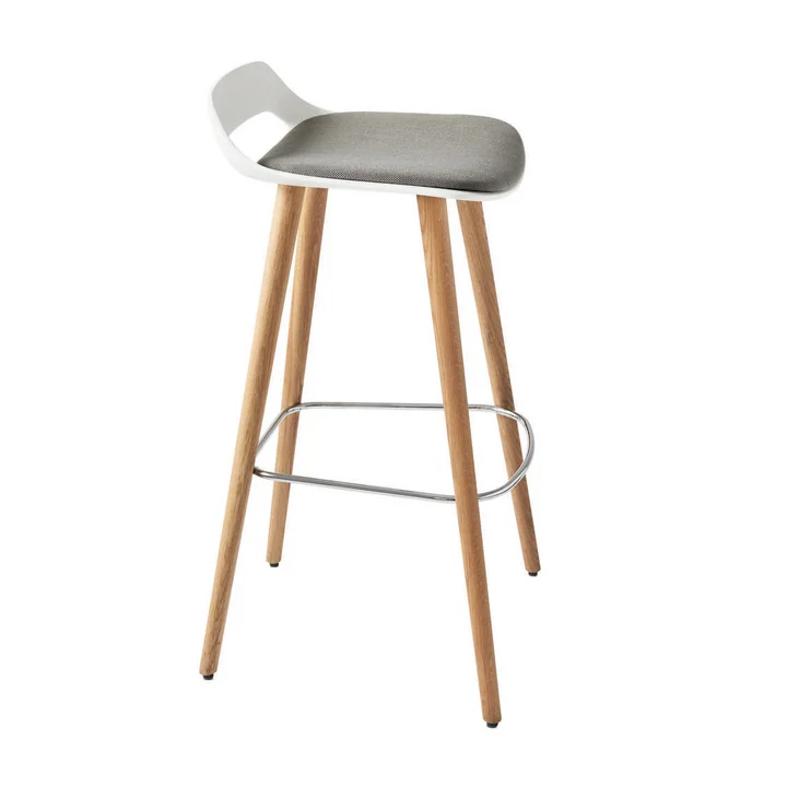 Le tabouret de bar Occo de Wilkhahn avec un coussin d'assise confortable