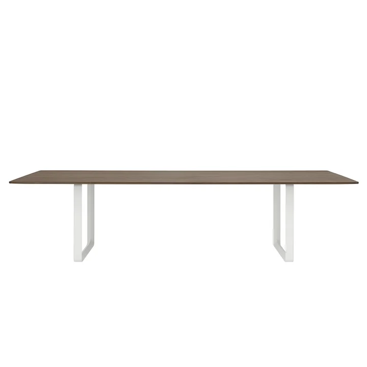 70/70 table de salle à manger avec les dimensions 295 x 108 cm de Muuto en chêne fumé / blanc