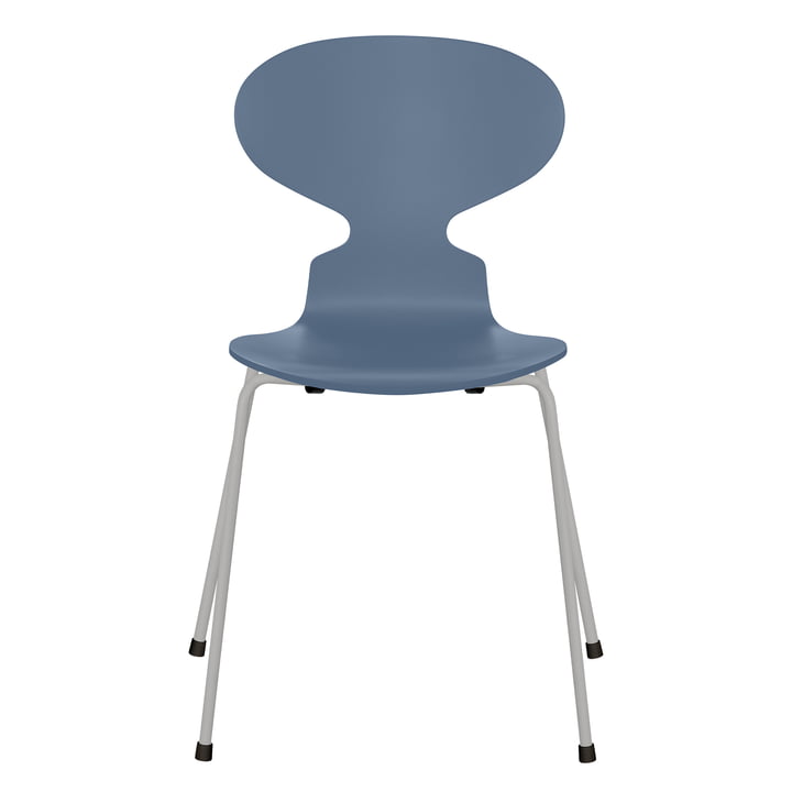 La chaise fourmi de Fritz Hansen , frêne teinté dusk blue / piètement nine grey