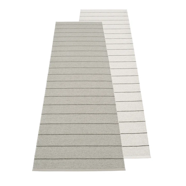 Carl Tapis réversible, 70 x 270 cm de Pappelina dans warm grey / fossil grey
